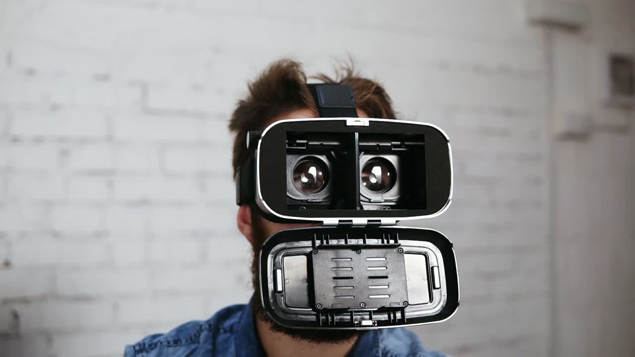 hombre con gafas de realidad virtual en la oficina. los está abriendo para mostrar lo que hay dentro. tecnología moderna en el trabajo