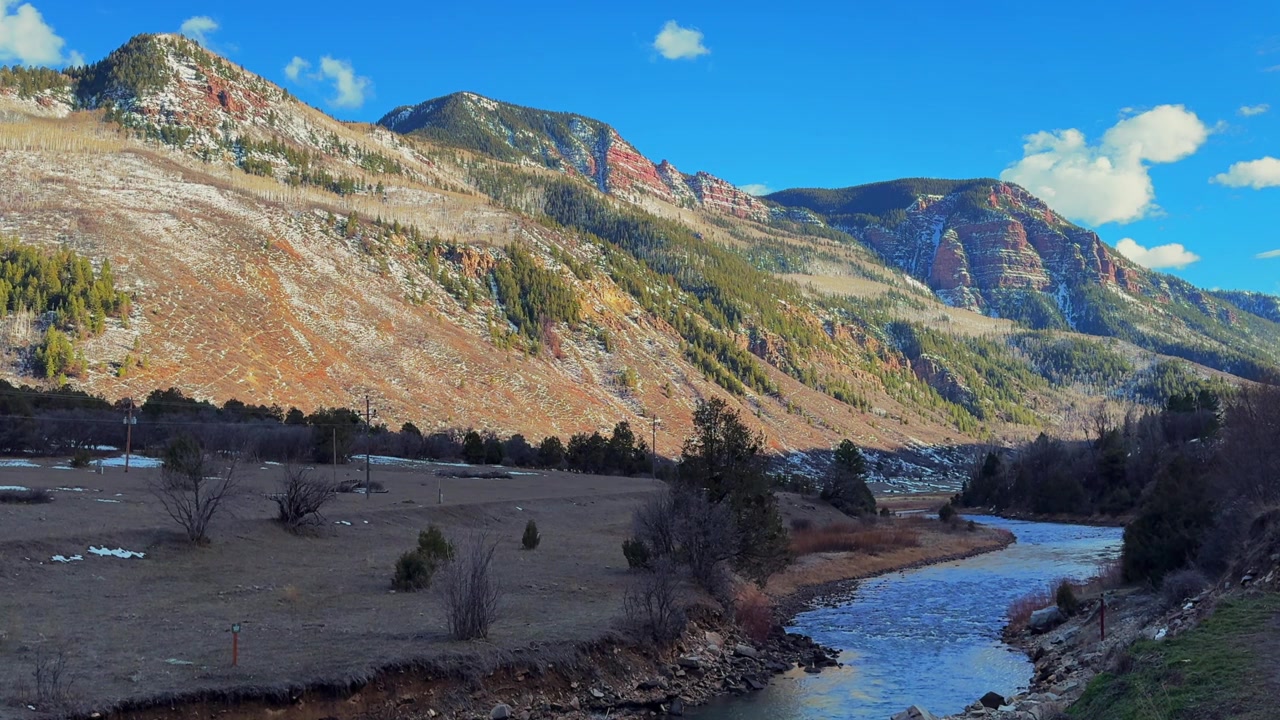Penny Hot Springs Crystal River Redstone talvinen auringonlasku iltapäivällä Carbondale Basalt Aspen Colorado Luonnonkuumat lähteet Mt Sopris sininen taivas pilvet kultainen hetki Avalanche Ranch marmori luonnonmaisema lumi