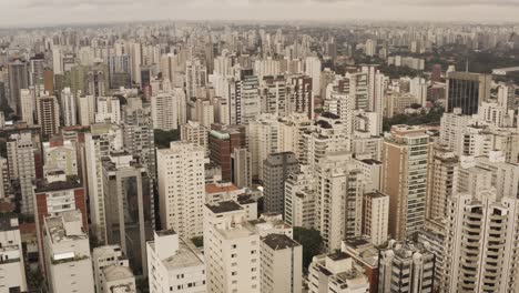 drone estableciendo vuelo sobre el centro de la ciudad de sao paulo con muchos rascacielos y torres