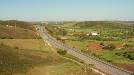 Antenne:-Eine-Autobahn,-Die-Durch-Die-Landschaft-Der-Algarve-In-Portugal-Führt