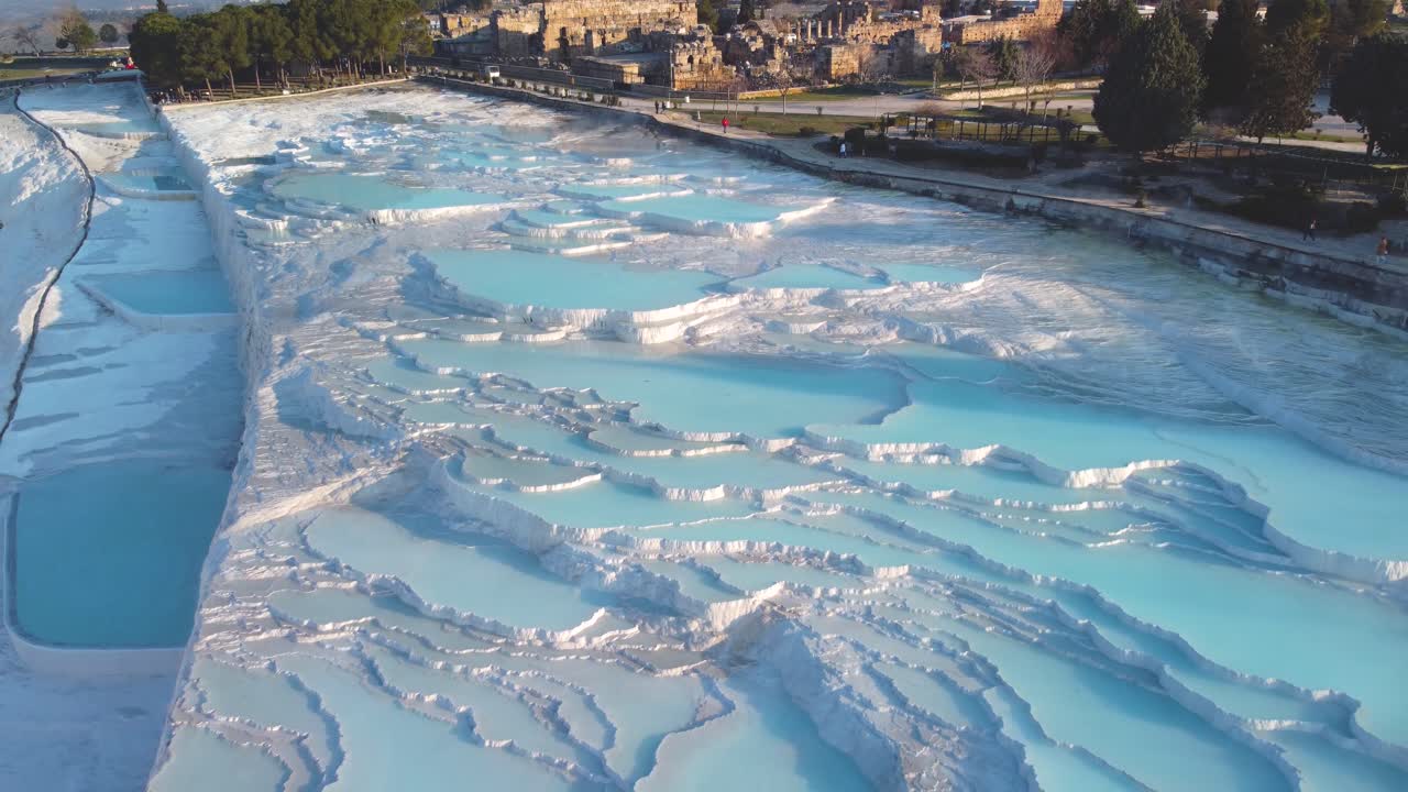 터키의 숨막히는 파무칼레 (pamukkale) 의 광활한 풍경을 보여줍니다.