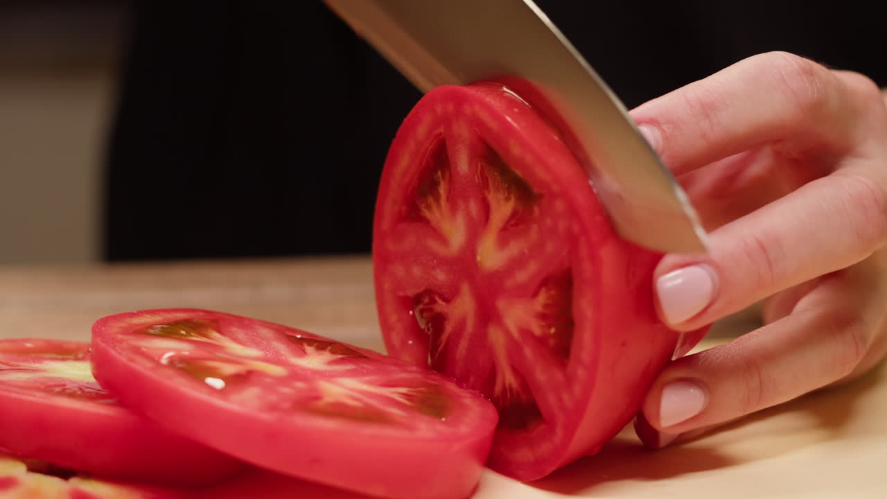 토마토를 잘라내는 것