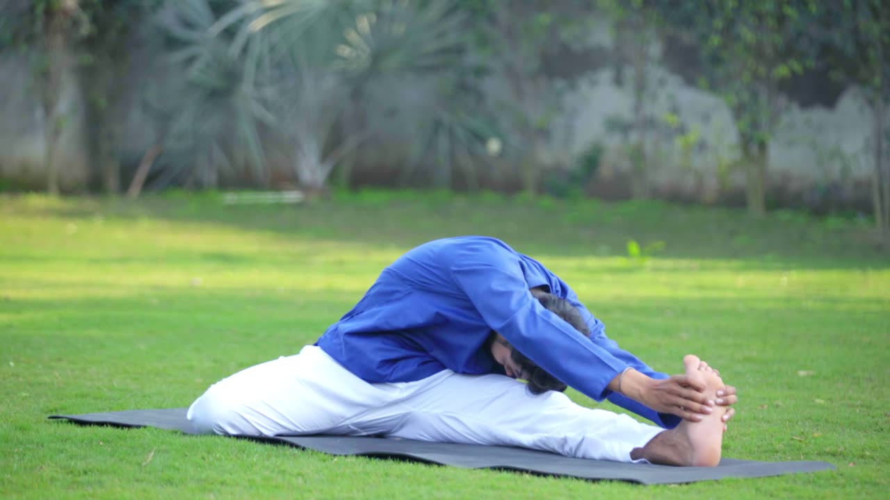 hombre indio realizando yoga en un parque