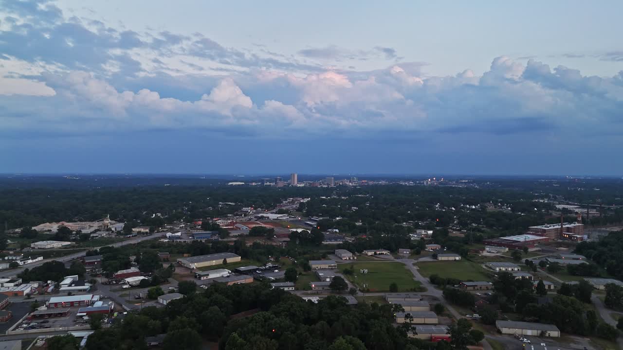 드론이 사우스캐롤라이나 그린빌 시내로 접근하고 있습니다.
