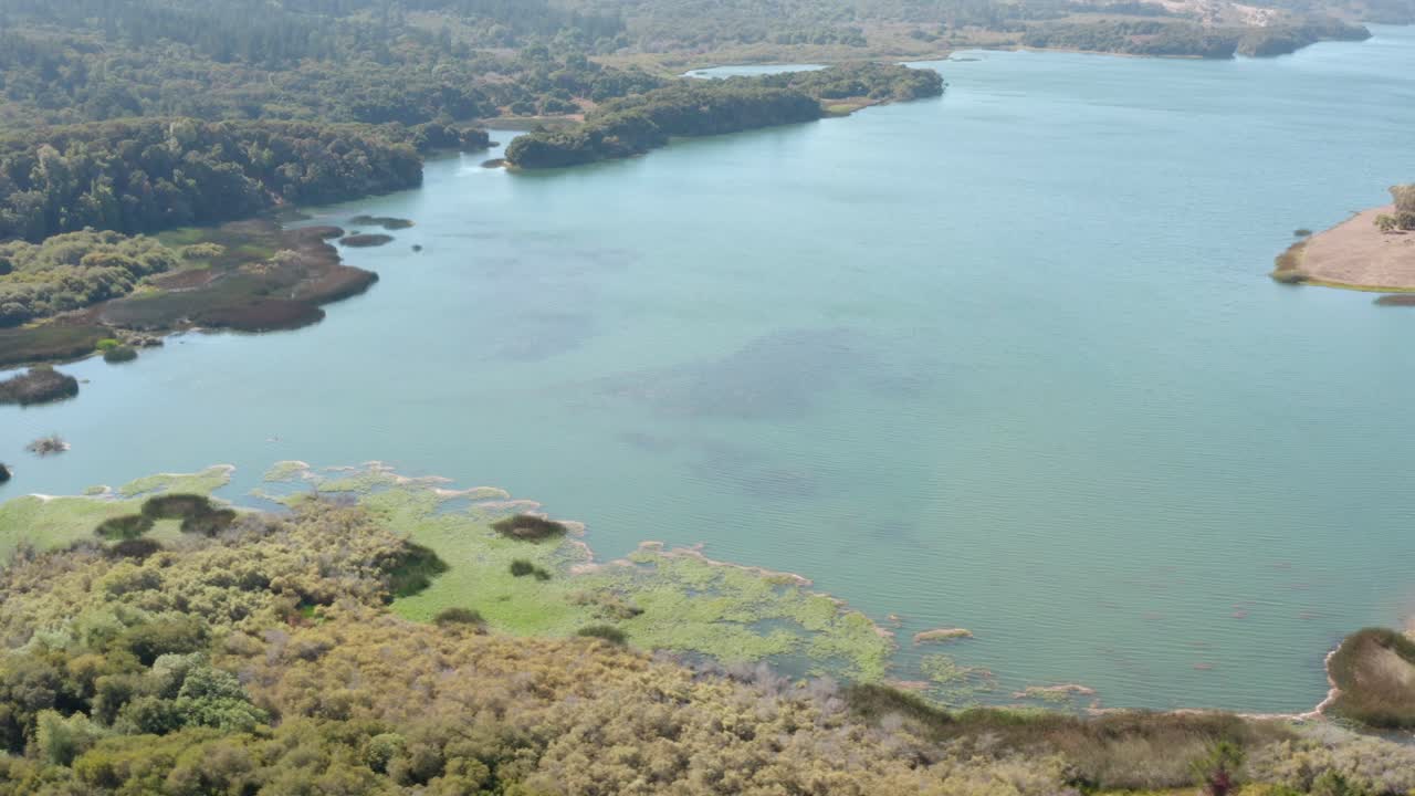 antena: lago y paisaje de la bahía de la media luna