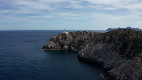 Drone-Volando-Sobre-Los-Acantilados-De-Mallorca-Y-El-Océano-Hacia-La-Casa-De-La-Luz-Lejos-De-Capdepera