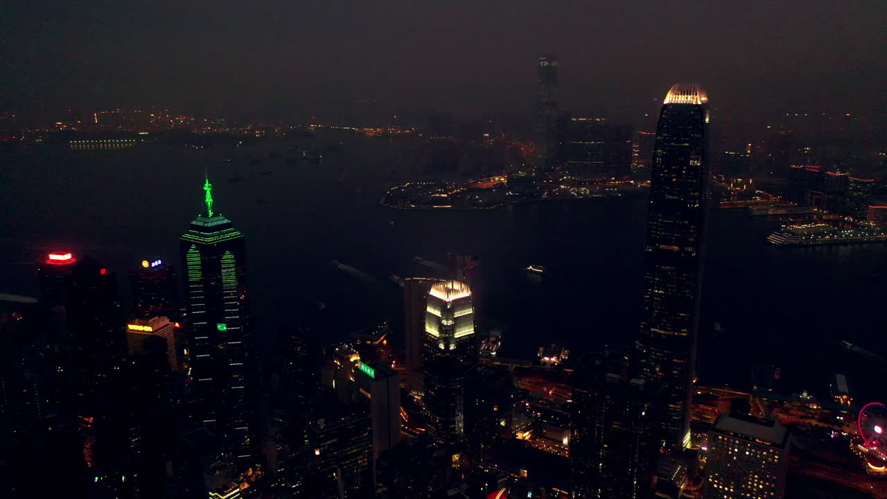 город растет каждую ночь.