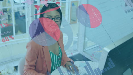 animación del procesamiento de datos financieros sobre una mujer de negocios asiática en la oficina