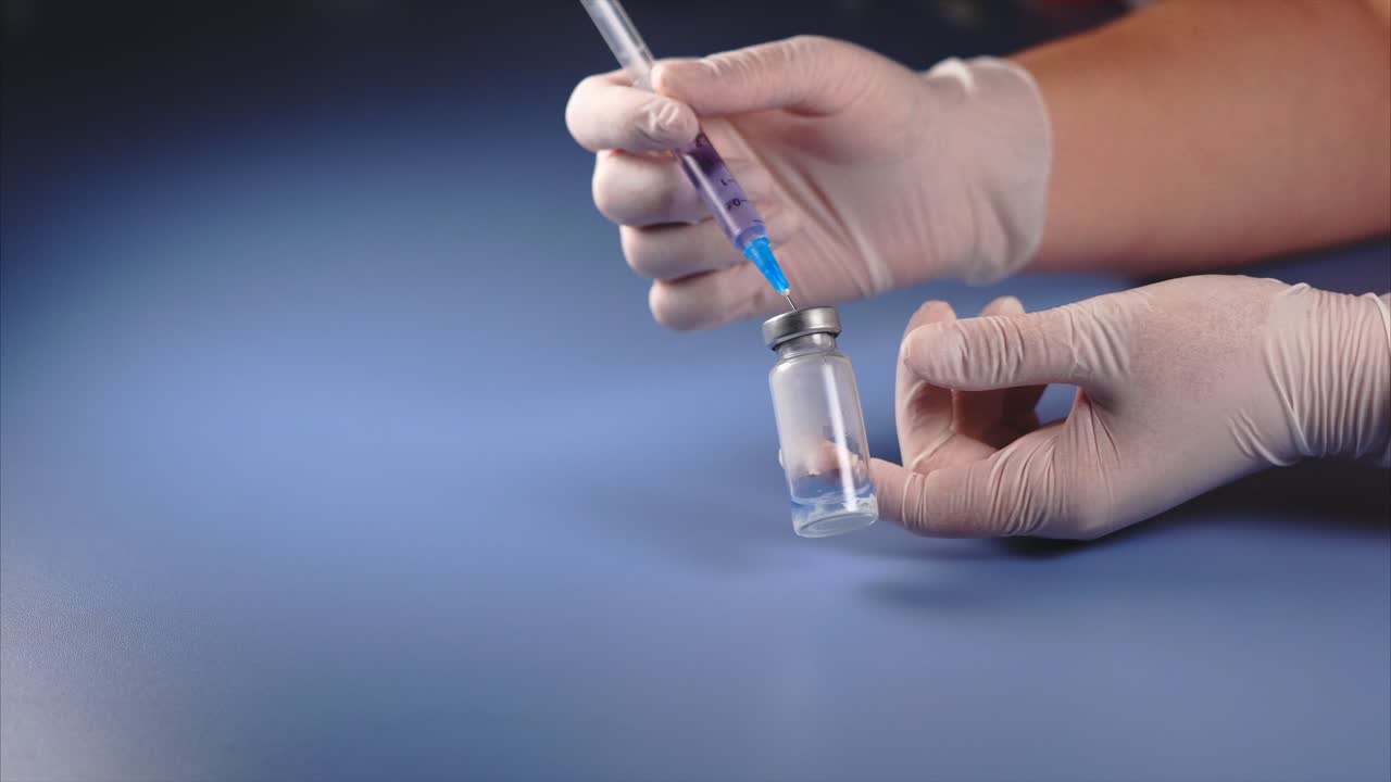 preparación de la inyección de la vacuna