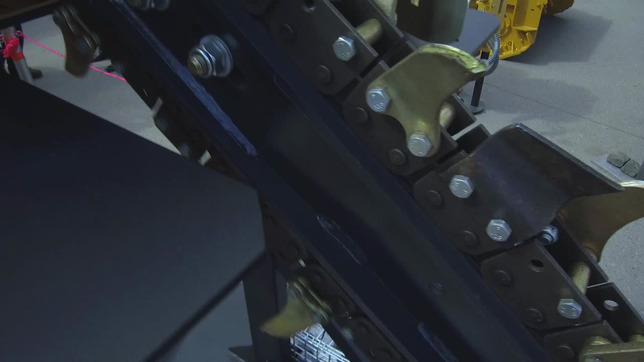 트렌처 기계, 많은 니를 가진 움직이는 체인