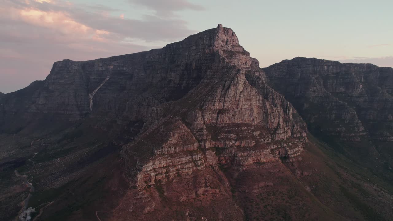 Table Mountain, famosa montagna dalla cima piatta durante il tramonto a Città del Capo, Sudafrica