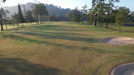 La-Toma-De-Un-Dron-Muestra-Un-Hermoso,-Limpio-Y-Ordenado-Campo-De-Golf.