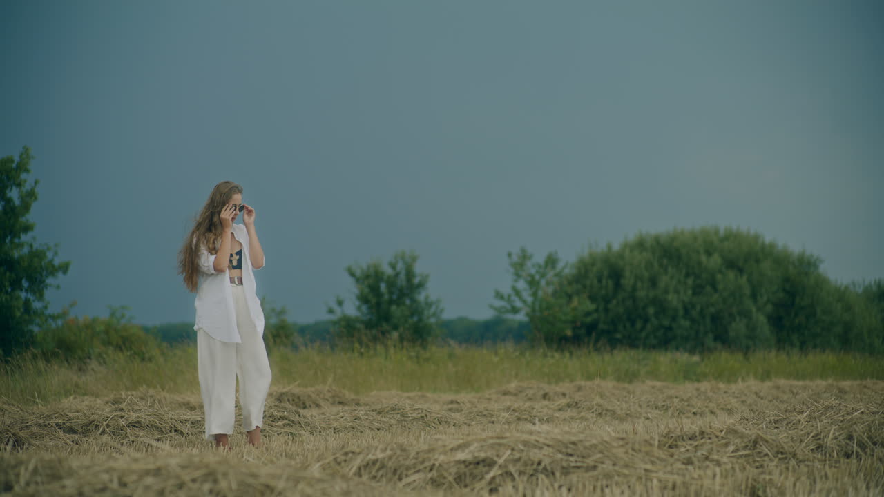 선글라스를 착용 한 사려 깊은 여성