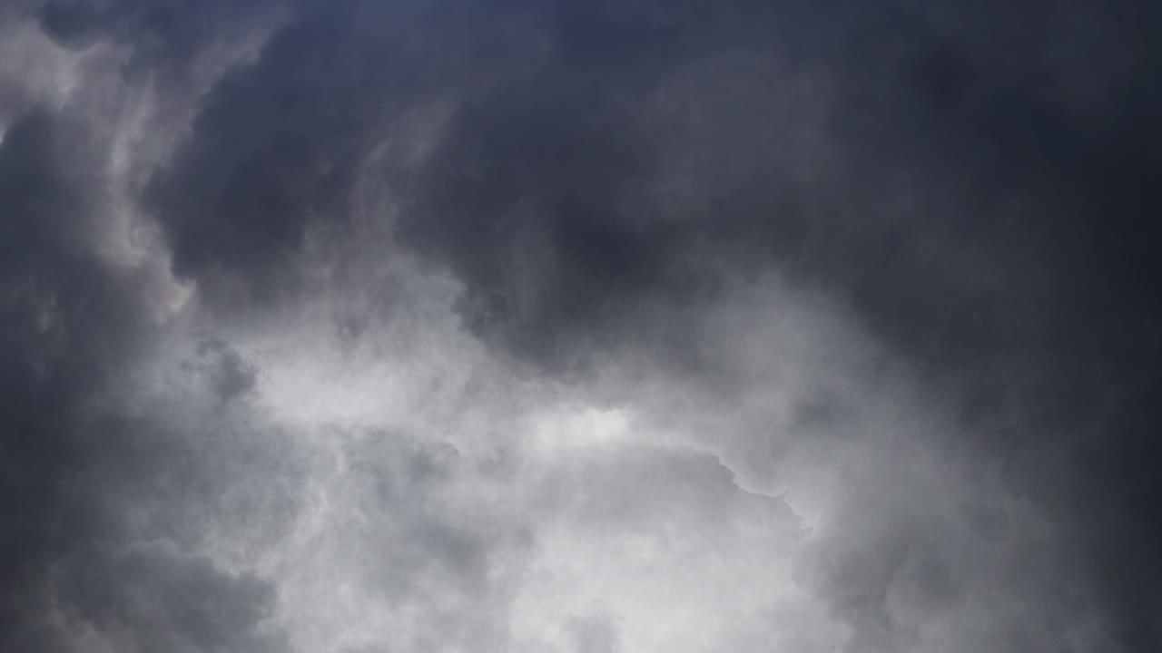 una gran tormenta ocurre dentro de las espesas nubes