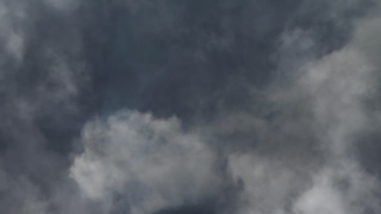 어두운 적란운 속에서 번개가 쳤다.