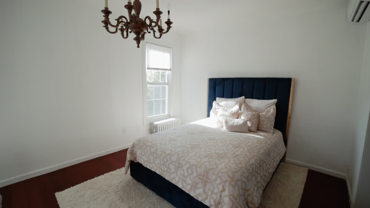 럭셔리 침실의 영화 샷