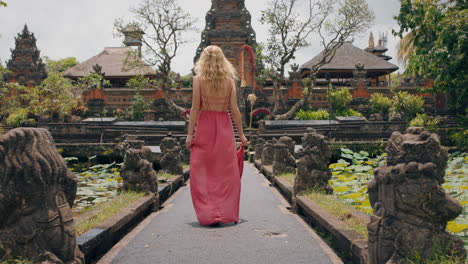 Mujer-De-Viaje-Explorando-El-Templo-De-Saraswati-Turista-En-Viajes-Vacaciones-Turismo-Hermosa-Cultura-Antigua-De-Bali-Indonesia-4k