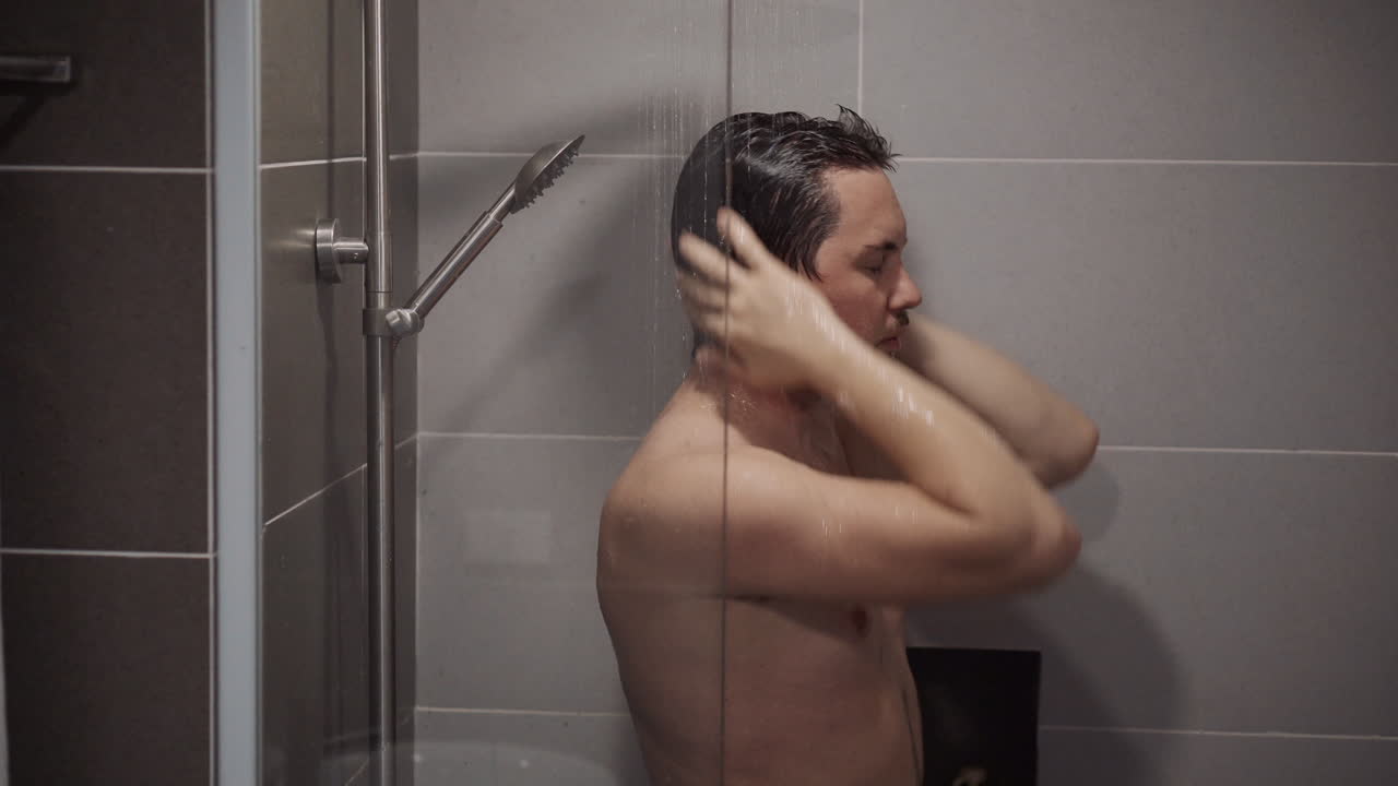 hombre tomando una ducha.