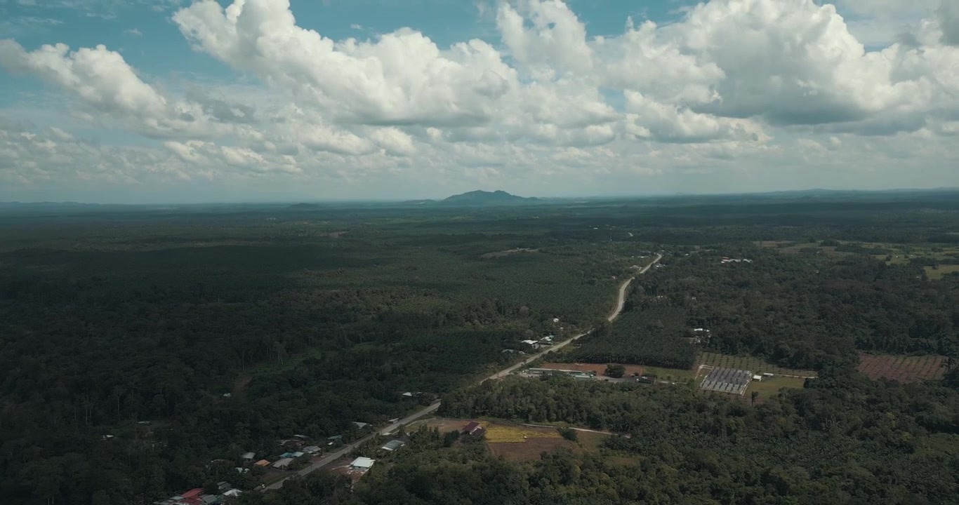 Il tratto dell'autostrada Pan Borneo tra Lundu e Sematan è lungo circa 30 chilometri; il percorso attraversa il grande ponte Batang Kayan appena fuori dalla città di Lundu