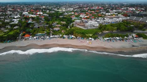 Imágenes-Cinematográficas-De-Drones-De-La-Playa-De-Berawa-En-Canggu,-Bali-Con-Hermosos-Paisajes,-Hoteles-Caros-Y-Villas-A-Través-De-Un-Clima-Tranquilo