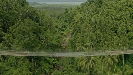 Filmische,-Nach-Unten-Geneigte-Luftaufnahme-Der-Hängebrücke-Von-Lumondo