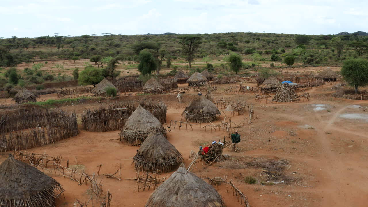 에티오피아 남부 오모 계곡에 있는 하마르 부족 마을의 울타리와 초가집 위를 날다