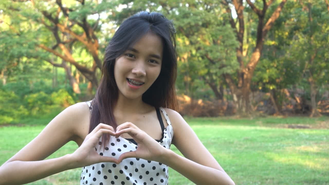 기쁜 아시아 여성의 느린 동작 초상화.