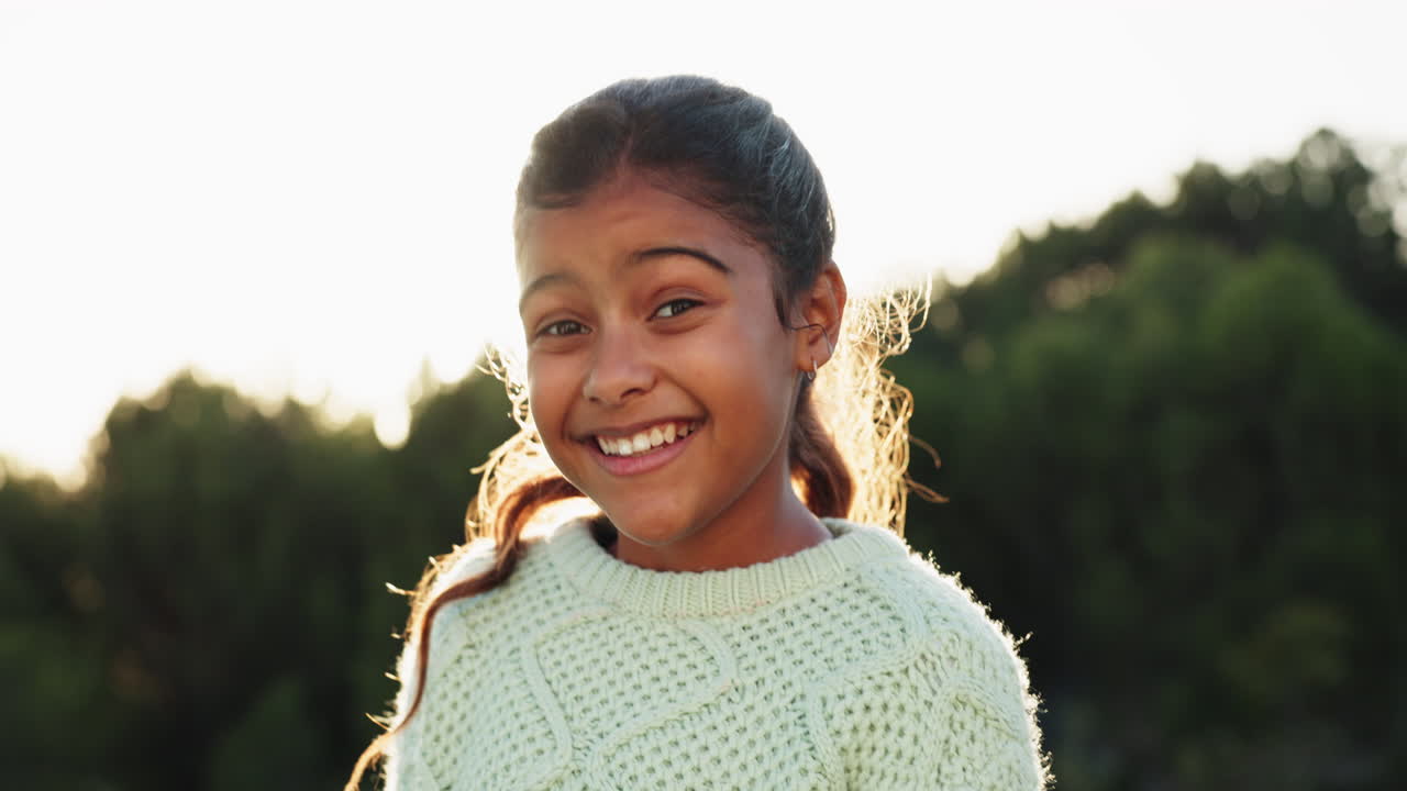 sonrisa, naturaleza y rostro de una niña niño