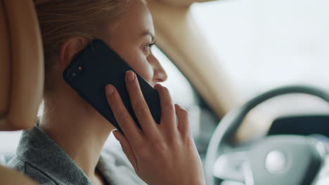 Mujer-Caucásica-Hablando-Por-Teléfono-En-El-Coche