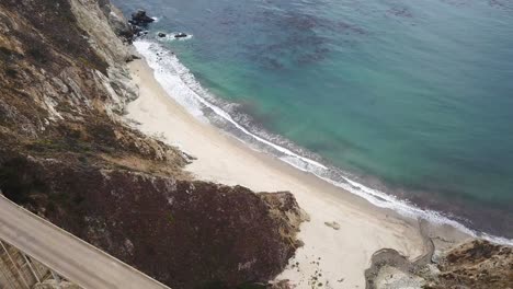 Luftrückwärtsfahrt-Von-Big-Sur-Am-Meer-Zu-Bixby-Bridge-Und-Autoverkehr