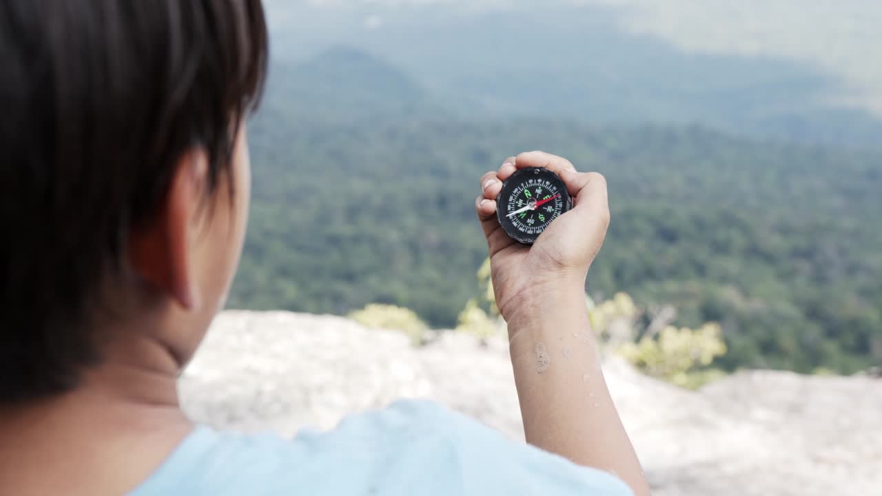 아이는 손에 나침반을 들고 있습니다.