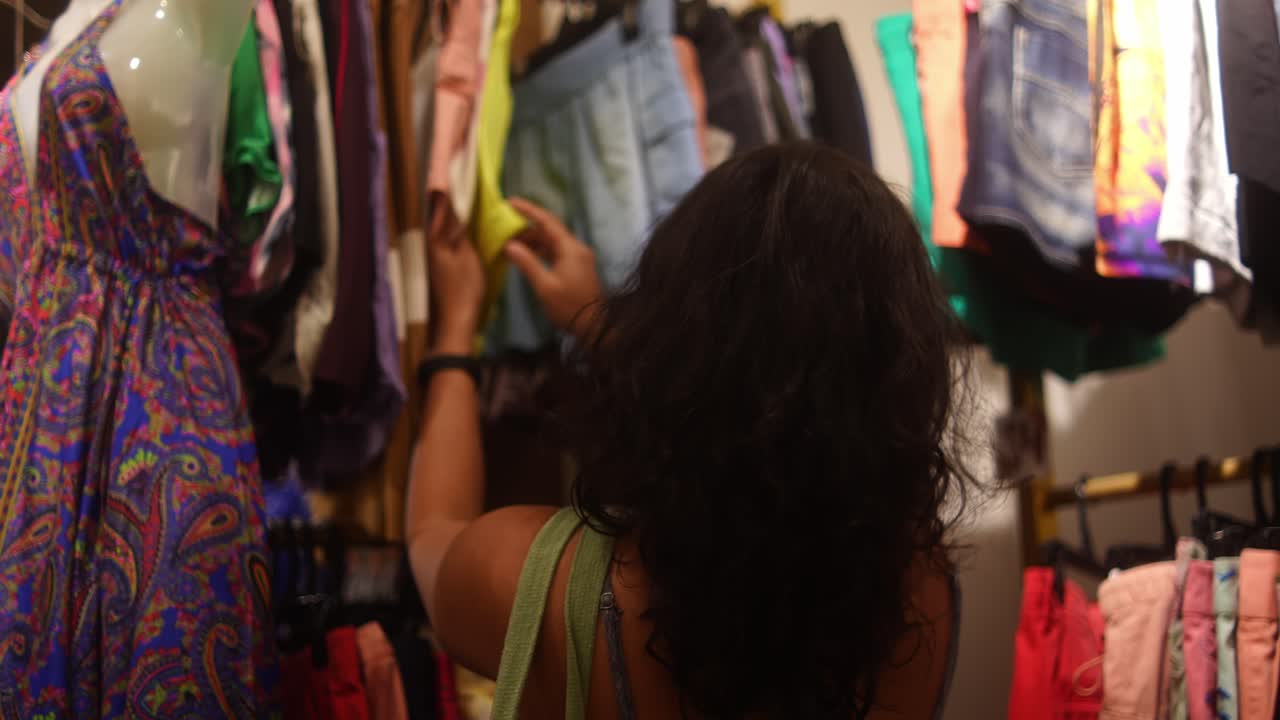 mujer comprando ropa