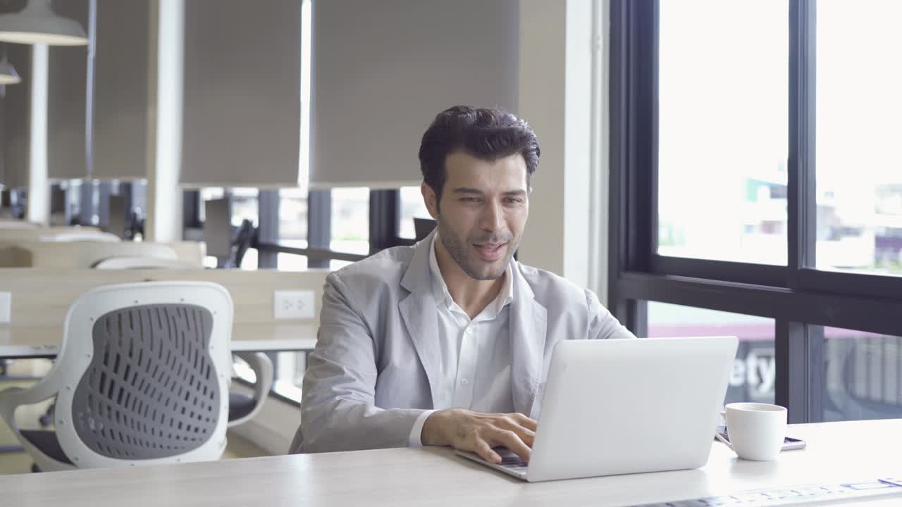 retrato de un exitoso hombre de negocios feliz de oriente medio, persona que trabaja en línea, usando una computadora portátil, cuaderno, dispositivo tecnológico. estilo de vida de la gente.