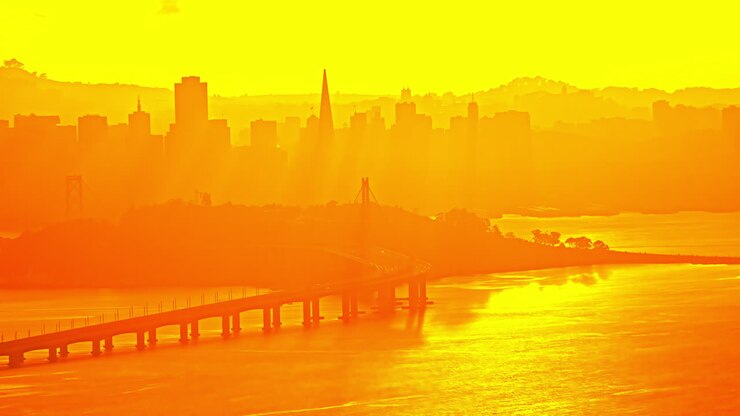 Timelapse, día soleado y caluroso en San Francisco, EE. UU., horizonte urbano amarillo y tráfico en el Puente de Oakland