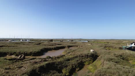 Naufragio-En-Marismas-Pantanosas-En-El-Río-Blackwater-Cerca-Del-Puerto-Deportivo-De-Tollesbury,-Essex,-Reino-Unido---Vuelo-Aéreo-De-Drones