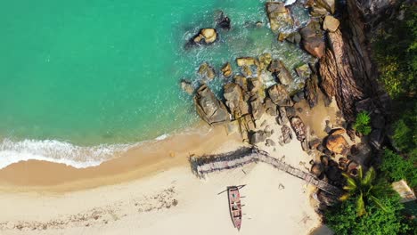 Hölzerner-Pier-Am-Hafen-Einer-Tropischen-Insel-Mit-Weißem-Sandstrand-Und-Flachen-Türkisfarbenen-Lagunenwaschklippen-In-Koh-Phangan,-Thailand