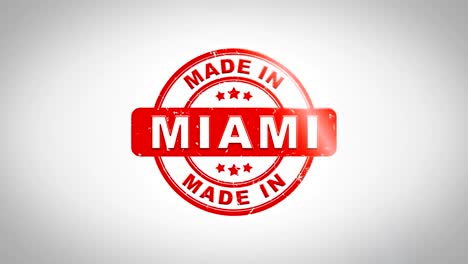 hecho en miami firmado estampado texto estampado animación de sello de madera. tinta roja en papel blanco limpio fondo de superficie con fondo matte verde incluido.