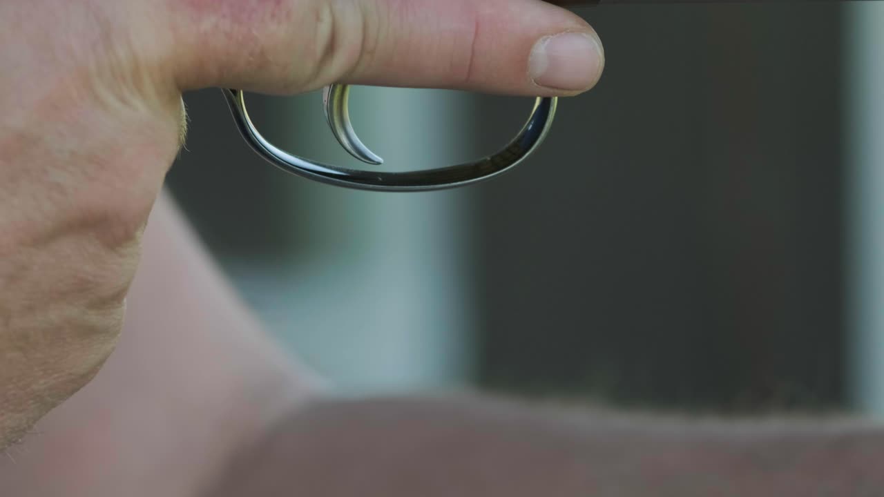 스포츠맨이 이중 배럴 건으로 총을 고, 슈팅 테스트를 위한 스포츠 경기장은 날아다니는 스케이트를 고 있습니다.