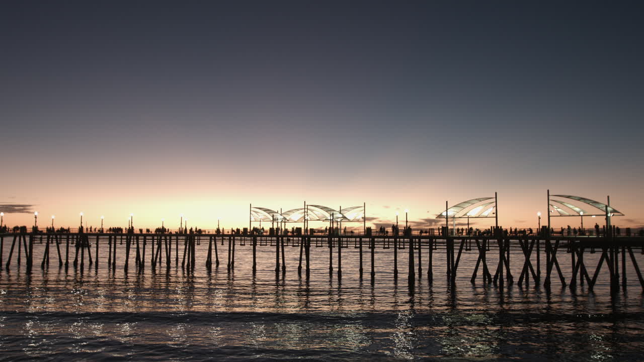 Pôr do sol na hora dourada no Redondo Beach Pier com pescadores e visitantes desfrutando das vistas do oceano. Horizonte vibrante do Pacífico, luz quente do entardecer e cenário costeiro clássico do sul da Califórnia