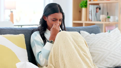 Mujer-Triste-Llorando-En-Un-Sofá-Después-De-Una-Ruptura