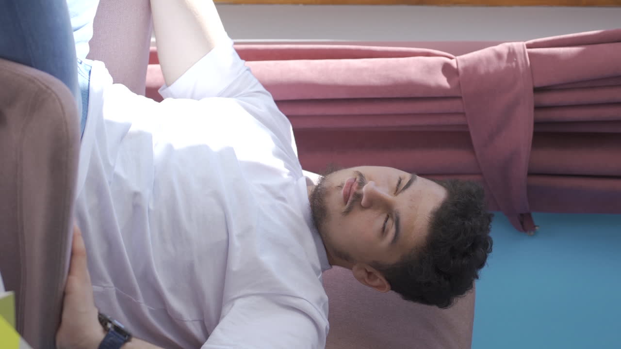 자신의 기억을 기억하고 행복한 남자의 수직 비디오입니다.