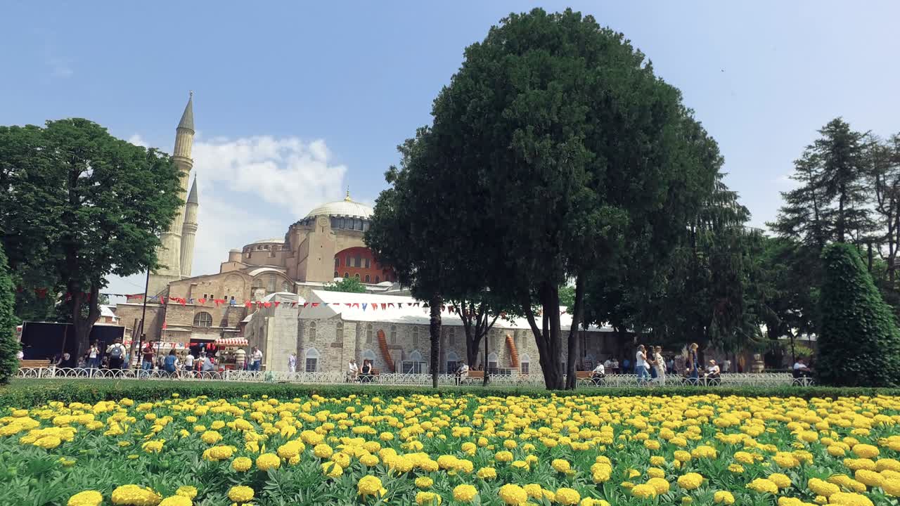 이스탄불의 하기아 소피아 모스크 (hagia sophia mosque) 는 술탄 아흐메트 공원에서 볼 수 있습니다.