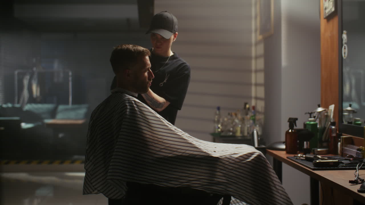 un hombre se corta el cabello en una barbería.