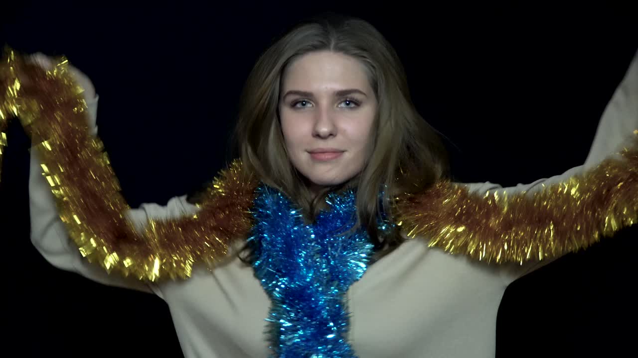 mujer con oropel de navidad