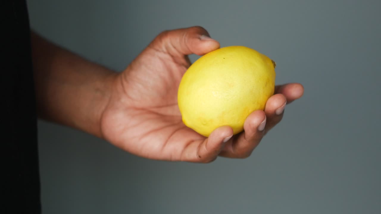 레몬 을 들고 있는 사람
