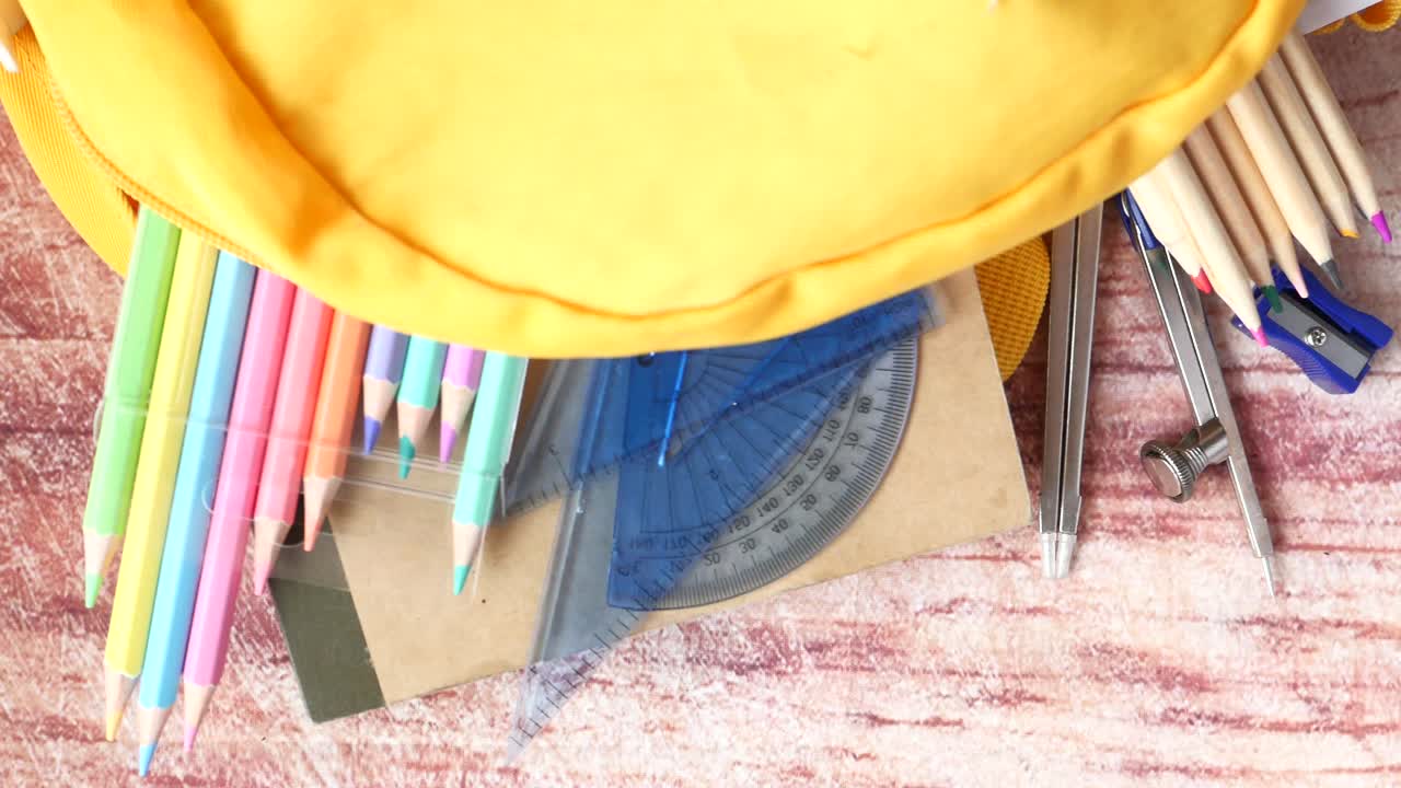 mochila escolar con suministros