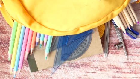 mochila escolar con suministros