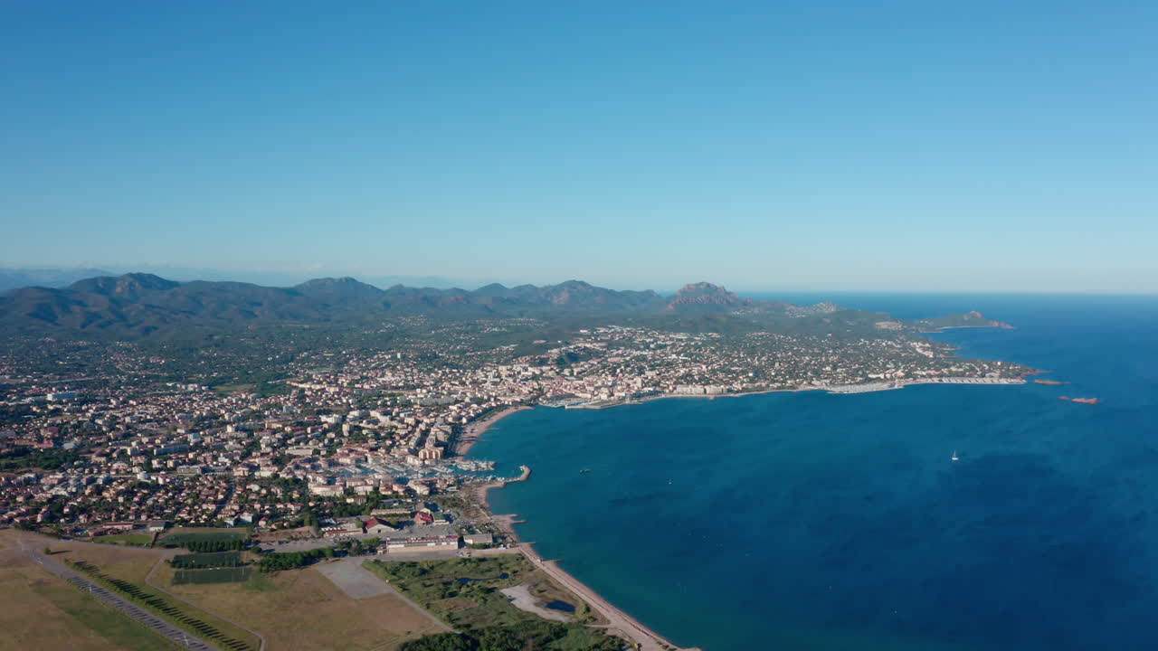 vista aérea de la bahía de san rafael verano francia riviera francesa