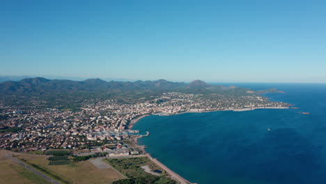 Vista-Aérea-De-La-Bahía-De-Saint-Raphael-Verano-Francia-Riviera-Francesa