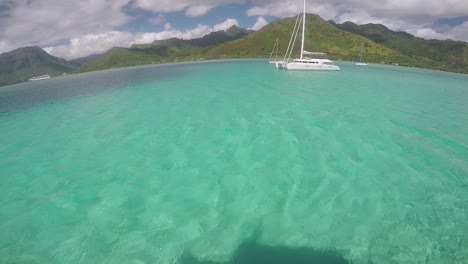 primera vista de un hombre haciendo un salto frontal desde un barco. polinesia francesa, día soleado